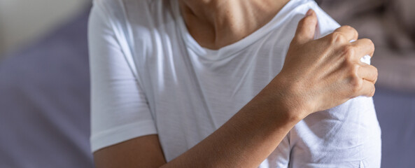 woman with shoulder pain 