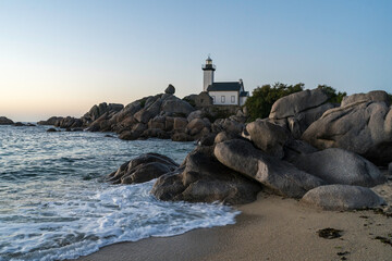 Phare de Pontusval (Bretagne) in der Abenddämmerung