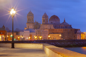 Naklejka premium Cathedral of the Holy Cross on the Cadiz waterfront at dawn.