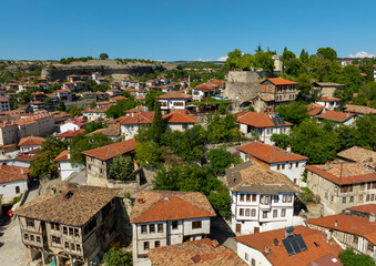 Obraz premium Traditional Ottoman Houses in Safranbolu. Safranbolu UNESCO World Heritage Site. Old wooden mansions turkish architecture. Safranbolu landscape view.