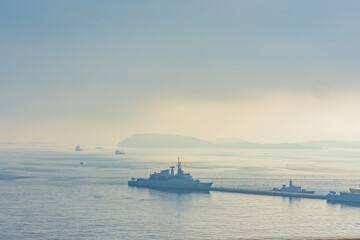 Navio de Guerra na Névoa: Estratégia e Presença Naval no Horizonte