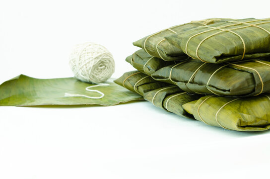 Hallacas venezolanas, rollo de pabilo y hoja de pl&aacute;tano con fondo blanco. Plato t&iacute;pico navide&ntilde;o.  