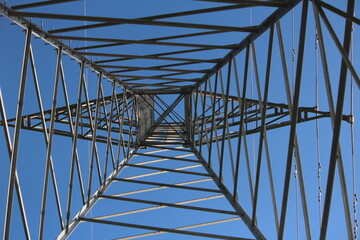 Vista interna de baixo de uma torre autoportante de energia elétrica