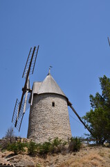 VIEUX MOULIN A VENT DU VILLAGE DE CUCUGNAN