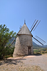 VIEUX MOULIN A VENT DU VILLAGE DE CUCUGNAN