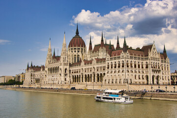 Fototapeta premium Budapest- Blick auf das Regierungsgebäude von der Donau, 