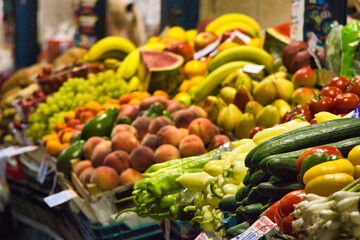 Gemüsestand in einer Markthalle