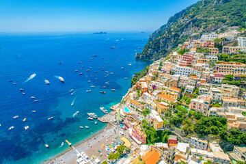 Naklejka premium Positano town, beach and beautiful colorful houses on the cliff in Amalfi coast in Italy