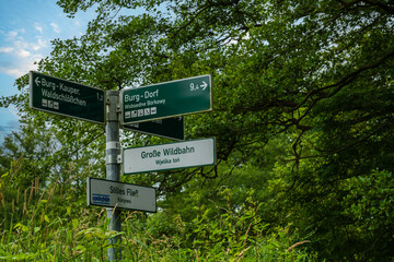 Ein typisches Hinweisschild im Spreewald: die Fließe und die Ortschaften werden in deutscher und sorbischer Sprache bezeichnet 