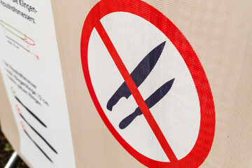 Piktogramm mit Messer und Waffenverbot bei einer Veranstaltung in Düsseldorf, Deutschland