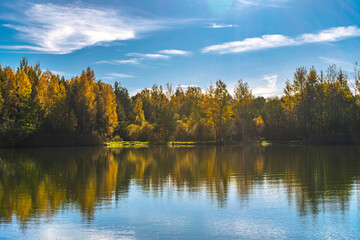 Jesienne drzewa nad spokojnym jeziorem © Krzysztof Rostkowski