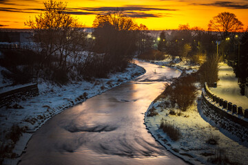 Zimowy wsch&oacute;d słońca nad rzeką Kamienną