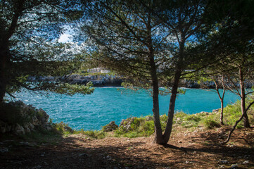 L’acqua cristallina della piccola baia di Porto Badisco lungo il Cammino del Salento che da Lecce...