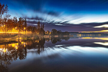 Malowniczy krajobraz nad wodą o zmierzchu © Krzysztof Rostkowski