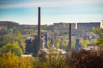 Industrialny krajobraz z widokiem na stare kominy