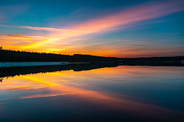 Malowniczy zachód słońca nad spokojnym jeziorem © Krzysztof Rostkowski