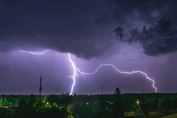 Błyskawica nad lasem