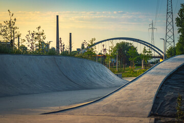 Nowoczesny skatepark w miejskim krajobrazie