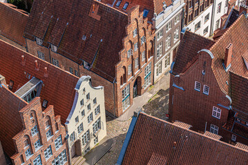 Historische Giebelhäuser und Backsteinhäuser in Lübeck aus der Vogelperspektive