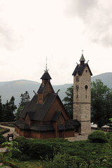 Drewniany kości&oacute;ł Wang w stylu Skandynawskim w Karpaczu w Polsce z wieżą dzwonnicą