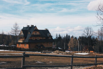 G&oacute;rski dom na wzg&oacute;rzu pośr&oacute;d lasu