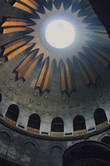 Sklepienie w kościele z otworem w suficie, przez kt&oacute;re wpada słońce
