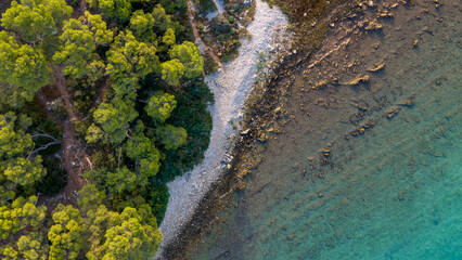 krajobraz z drona widok z góry na wodę turkusową wyspa fort kolor © Colorful Soul