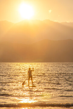 USA, Hawaii, Kauai, Hanalei bay with paddle boarder at sunset