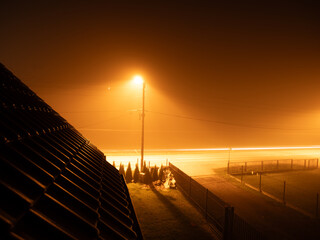 Noc latarnie droga mgła, oświetlenie drogi w nocy, lampy sodowe, pomarańcz, światło © Dan