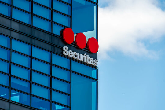 Issy-les-Moulineaux, France - 26 ao&ucirc;t 2024: Enseigne et logo  sur un immeuble abritant une agence Securitas. Securitas AB est une compagnie multinationale su&eacute;doise sp&eacute;cialis&eacute;e dans la s&eacute;curit&eacute; priv&eacute;e