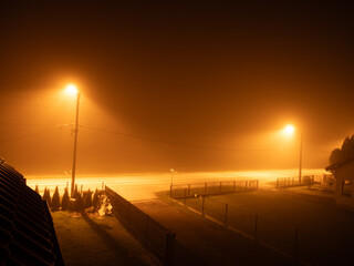 Noc latarnie droga mgła, oświetlenie drogi w nocy, lampy sodowe, pomarańcz, światło © Dan