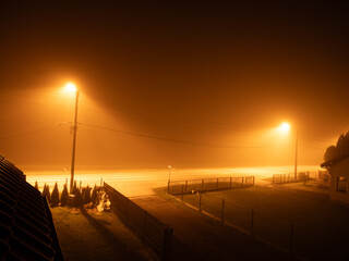 Noc latarnie droga mgła, oświetlenie drogi w nocy, lampy sodowe, pomarańcz, światło