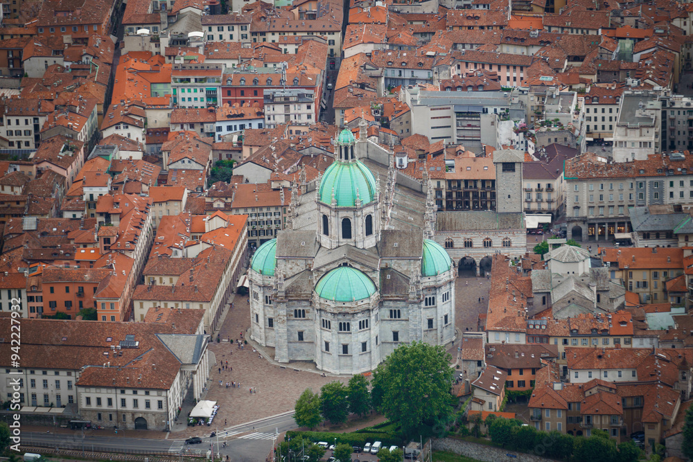 Wall mural aerial view of cattedrale di santa maria assunta (como cathedral) surrounded by historic buildings i