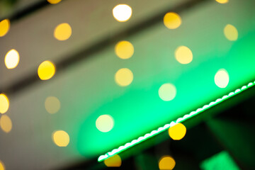 Decoração de luzes festivas em bokeh. Luzes fora do foco para fundo. Decoração natalina.  © Angela