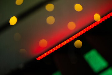 Decoração de luzes festivas em bokeh. Luzes fora do foco para fundo. Decoração natalina.  © Angela