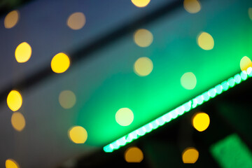 Decoração de luzes festivas em bokeh. Luzes fora do foco para fundo. Decoração natalina.  © Angela