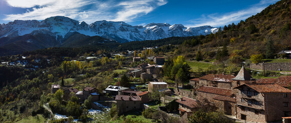 Panorámica de la sierra del Cadí, desde el pequeño pueblo pirenaico de El Querforadat