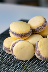 Alfajor de maicena de panaderia argentina, tamaño pequeño, con dulce de leche y coco rallado