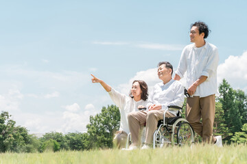 公園で散歩する親子・ファミリー（介護・親孝行）
