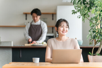 家・カフェでテレワークする日本人女性（パソコン・副業・エンジニア）
