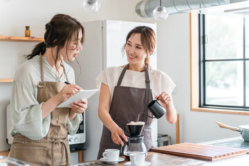 コーヒー教室・珈琲スクールでコーヒーの淹れ方を教える講師の女性と生徒の女性
