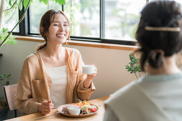 女友達・ママ友と美味しいランチを食べる女性（女子会）
