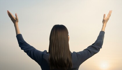 양손을 번쩍 들고 기뻐하는 사람