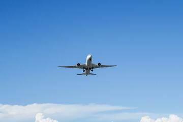 Obraz premium 真上を飛ぶ飛行機