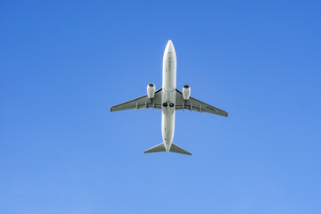 頭上を飛ぶ飛行機