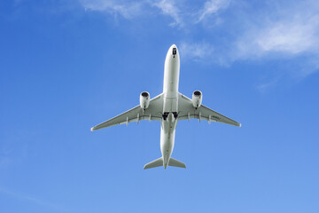 頭上を飛ぶ飛行機