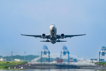 空を飛ぶ飛行機