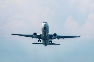 空を飛ぶ飛行機