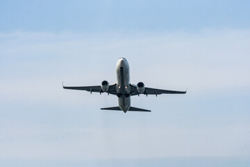 空を飛ぶ飛行機