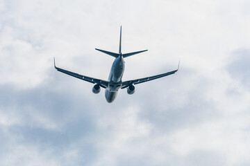 空を飛ぶ飛行機